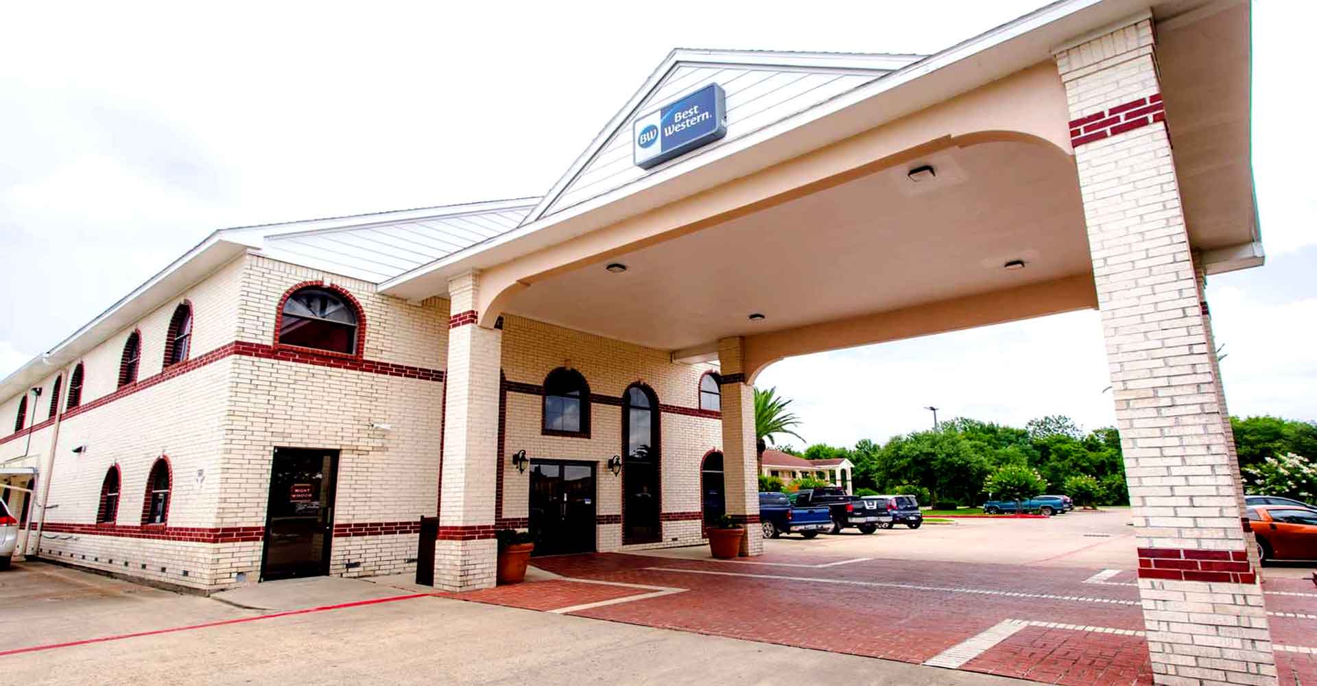 Front of Hotel Best Western Pearland Inn